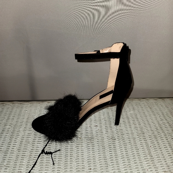 Brand new heels open toes, faux fur design various sizes, - Picture 7 of 7